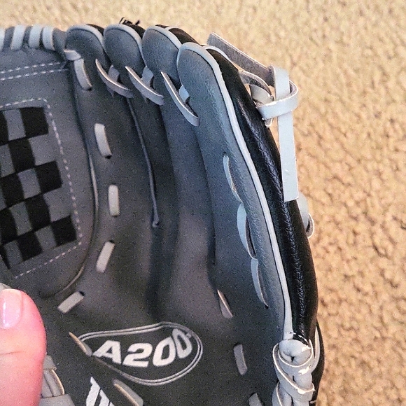 NEW Wilson A200 10.5" T-Ball Left Hand Baseball Glove (Right Hand Throw) - Picture 6 of 6